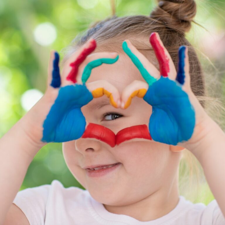 Wybór odpowiedniej metody nauki języka obcego to klucz do sukcesu. Każdy uczeń – zarówno dziecko, jak i dorosły – ma inne potrzeby, predyspozycje i cele edukacyjne. Warto zatem poznać dostępne metody nauczania, aby wybrać tę, która najlepiej wspiera rozwój językowy i przyniesie oczekiwane efekty. Metoda komunikacyjna Metoda ta koncentruje się na praktycznym używaniu języka w codziennych sytuacjach. Zajęcia są nastawione na dialogi, scenki sytuacyjne i rozwijanie umiejętności mówienia. Dla kogo? Dzieci, które szybko uczą się poprzez zabawę i interakcję. Dorośli, którzy chcą skupić się na praktycznym aspekcie języka. Zalety: Szybkie przełamywanie bariery językowej. Rozwijanie umiejętności komunikacyjnych od pierwszych zajęć. Nauka w dynamicznej, przyjaznej atmosferze. W Leader School Bydgoszcz metoda ta jest szczególnie popularna podczas zajęć konwersacyjnych, które pozwalają ćwiczyć język w realistycznych sytuacjach. Metoda immersji językowej (zanurzenia) Opiera się na całkowitym otoczeniu ucznia językiem obcym. Podczas zajęć lektor mówi wyłącznie w języku docelowym, co zmusza ucznia do aktywnego słuchania i komunikacji. Dla kogo? Dzieci, które w naturalny sposób chłoną język przez naśladowanie. Dorośli na poziomie średnio zaawansowanym i zaawansowanym, którzy chcą poprawić płynność wypowiedzi. Zalety: Intensywne osłuchanie się z językiem. Rozwój intuicyjnego rozumienia gramatyki i słownictwa. W Leader School Bydgoszcz elementy immersji są wplatane w zajęcia, by zapewnić naturalny kontakt z językiem już od pierwszych lekcji. Metoda audiolingwalna W tej metodzie kluczowe jest powtarzanie gotowych fraz i dialogów, co pozwala na szybkie przyswojenie poprawnych konstrukcji gramatycznych. Dla kogo? Dzieci, które dobrze uczą się przez rytm, rymowanki i piosenki. Dorośli, którzy potrzebują ugruntować podstawy językowe. Zalety: Efektywna metoda na zapamiętywanie przydatnych zwrotów. Dobra baza do budowania płynności językowej. Metoda gramatyczno-tłumaczeniowa Tradycyjna metoda polegająca na analizie zasad gramatycznych i tłumaczeniu tekstów z języka obcego na ojczysty. Dla kogo? Dorośli, którzy preferują strukturalne podejście do nauki. Uczniowie przygotowujący się do egzaminów językowych, gdzie znajomość gramatyki jest kluczowa. Zalety: Precyzyjne zrozumienie zasad gramatycznych. Skuteczna w nauce języka pisanego. Metoda Total Physical Response (TPR) Opiera się na łączeniu nauki języka z ruchem. Nauczyciel wydaje polecenia po angielsku, a uczniowie reagują ruchem, co pozwala im przyswajać słownictwo w naturalny sposób. Dla kogo? Młodsze dzieci, które najlepiej uczą się poprzez ruch i zabawę. Uczniowie z trudnościami w nauce, dla których tradycyjne metody są mniej skuteczne. Zalety: Nauka bez stresu i presji. Efektywne przyswajanie słów związanych z czynnościami i poleceniami. Jak wybrać najlepszą metodę nauki języka? Wybór odpowiedniej metody zależy od wieku, stylu uczenia się i celów językowych. Dzieci lepiej reagują na metody oparte na zabawie i ruchu, natomiast dorośli często preferują praktyczne konwersacje lub analizę gramatyki. W Szkole językowej w Bydgoszczy lektorzy dobierają metodę nauczania indywidualnie, aby każdy uczeń mógł uczyć się w najbardziej komfortowy i efektywny sposób. Podsumowanie Nie istnieje jedna, uniwersalna metoda nauki języka obcego – kluczem jest znalezienie tej, która najlepiej odpowiada Twoim potrzebom i stylowi nauki. Warto postawić na szkołę, która łączy różne metody, by nauka była efektywna i przyjemna. Jeśli szukasz skutecznego podejścia do nauki języka angielskiego lub niemieckiego, sprawdź ofertę Kursów językowych w Bydgoszczy. Dzięki indywidualnemu podejściu i różnorodnym metodom, nauka staje się przyjemna i skuteczna – zarówno dla dzieci, jak i dorosłych.