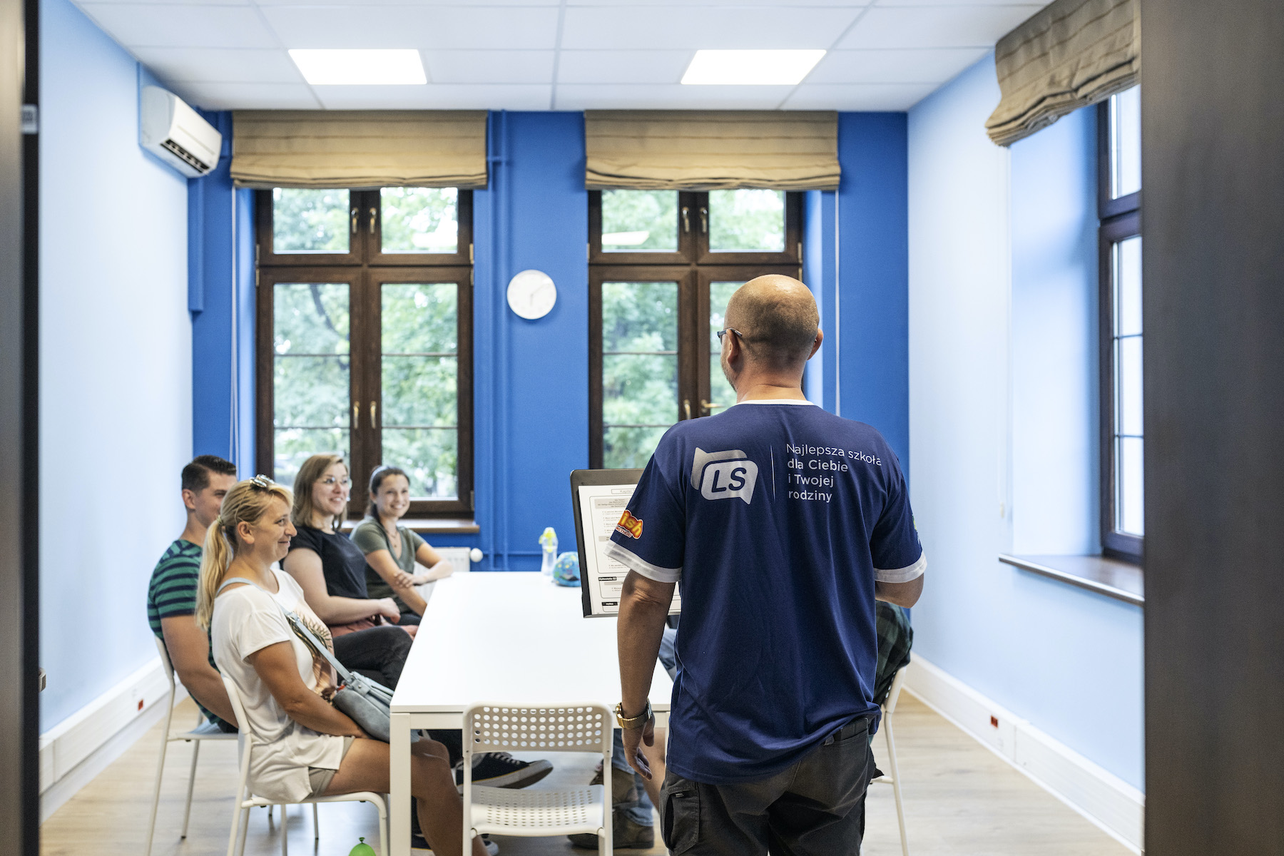 zadowoleni dorośli w trakcie nauki języka obcego